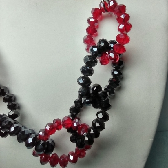 👍 5 for $20 JS Marked Red & Black Beaded Linked Ovals  Necklace - Picture 3 of 6